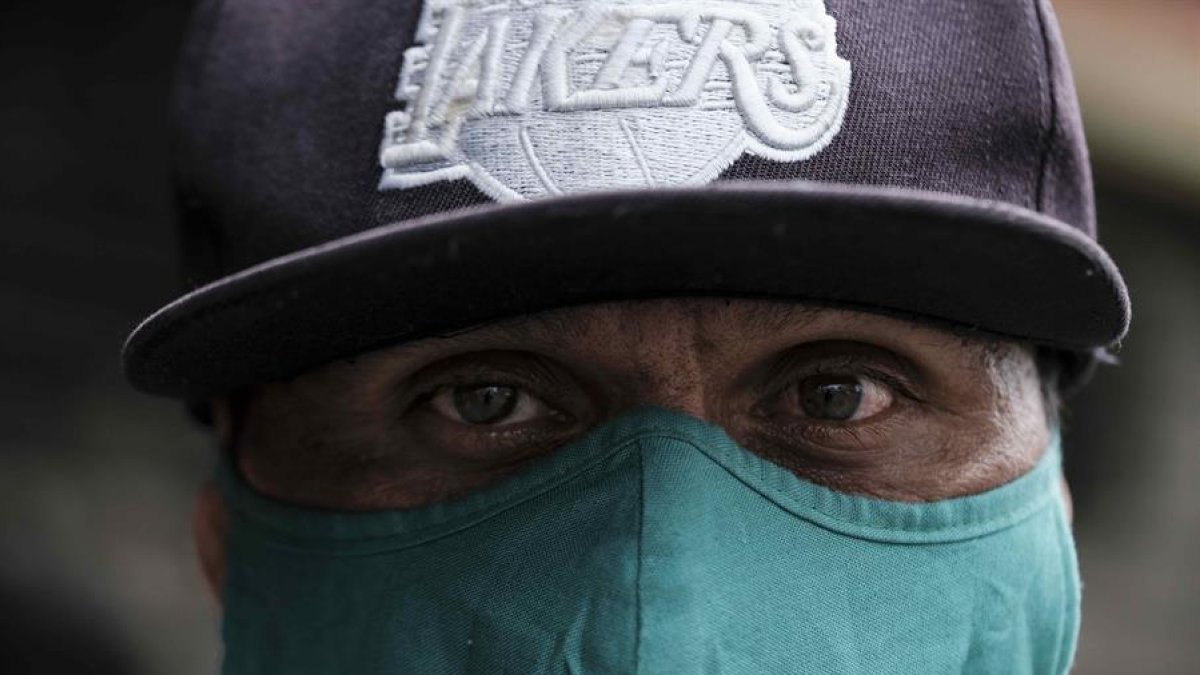 Incluso pensar en una situación como una pandemia puede hacer que las personas valoren la conformidad sobre la excentricidad.