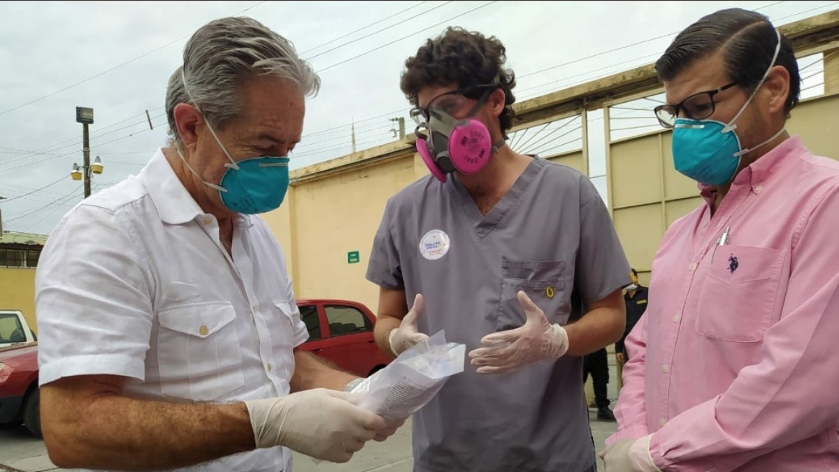 El ministro Zevallos (i) recibió donaciones de 30 resucitadores portátiles para el hospital Matilde Hidalgo de Guayaquil.
