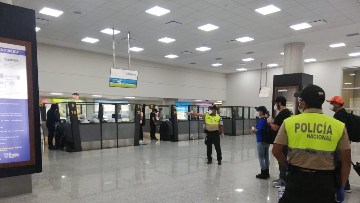 El personal que trabaja para recibir los vuelos humanitarios da las indicaciones del procedimiento a seguir.