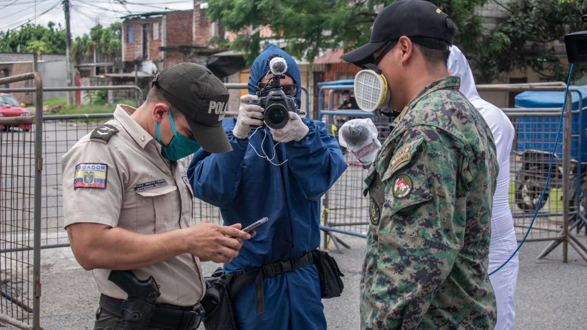 Momento en que efectivos se acercaron a comunicadores en Pascuales.