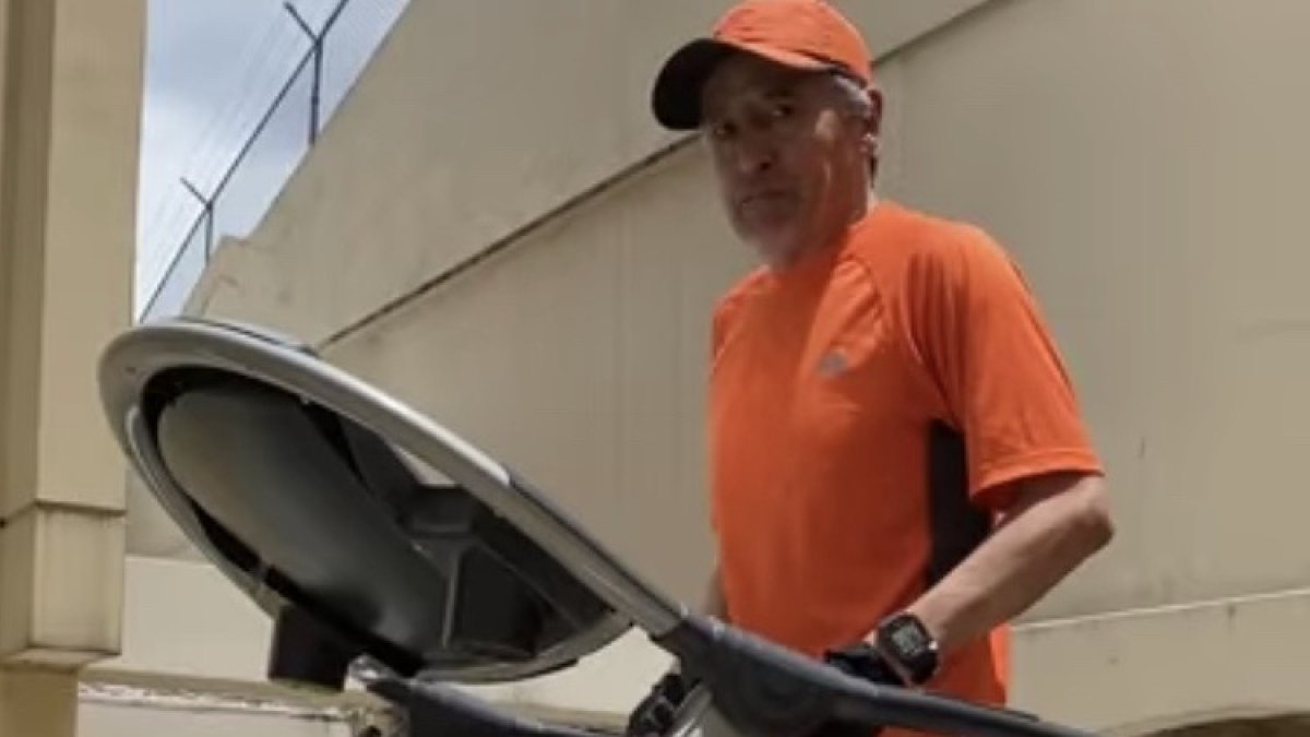 Iván Vallejo 'aprendió' a usar la caminadora para sortear su confinamiento en casa.