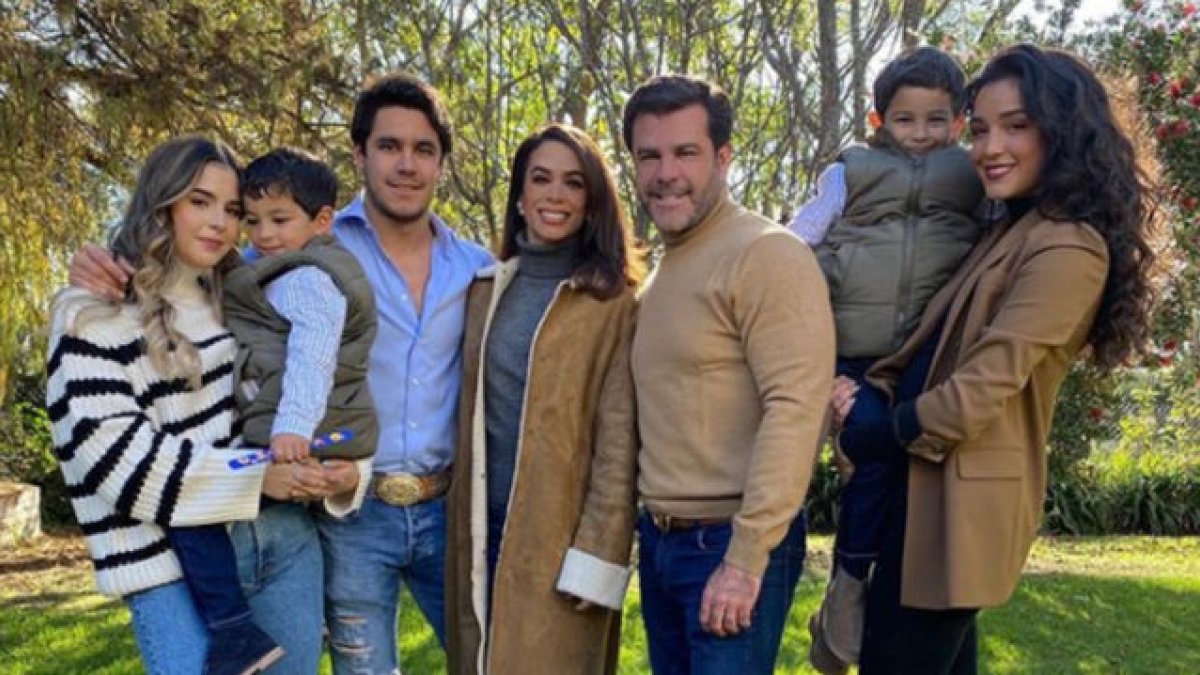 El actor junto a su esposa y sus hijos Alejandra, Eduardo, Ana Paula, Manuel y Daniel.