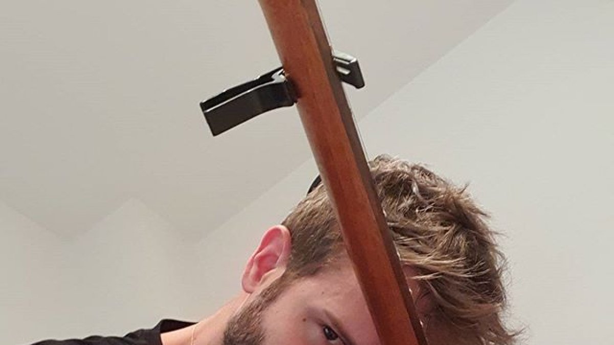 El cantante malagueño lanzó su tema 'Cuando estés aquí', cuyas ganancias serán destinadas a UNICEF.