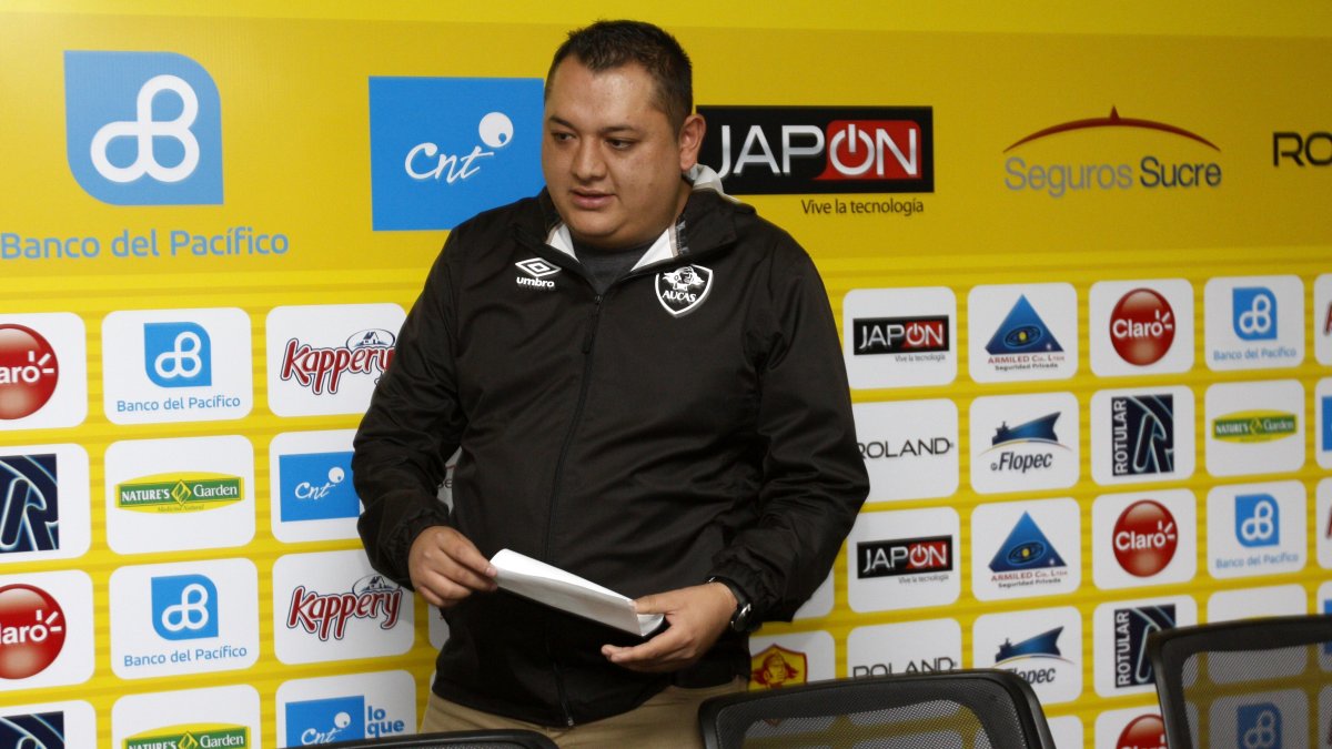 Andrés Baéz, gerente de Aucas, tras una rueda de prensa en la víspera de un cotejo.