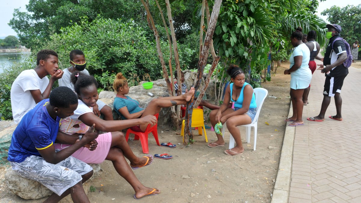 Residentes del barrio Nigeria, en la Isla Trinitaria, de Guayaquil, no siguen las recomendaciones para mantenerse a salvo del coronavirus.