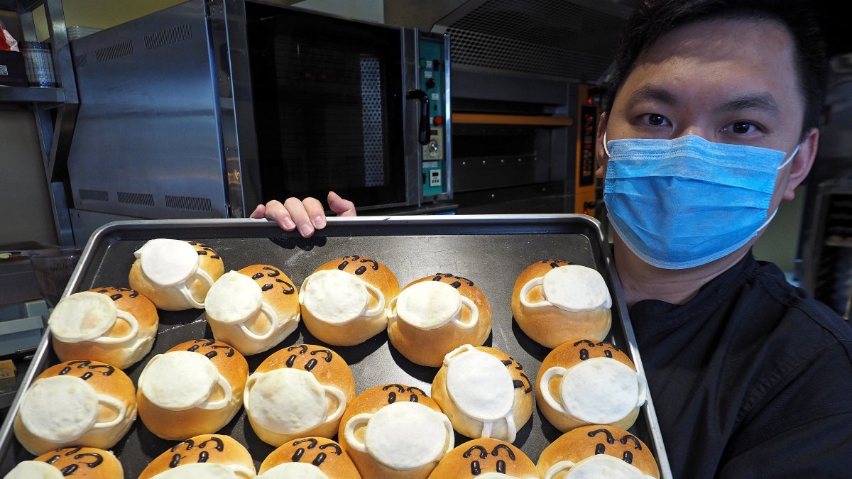 TAICHUNG. El chef Pai Kuo-wen inventó un pan de máscara facial relleno de frijoles. La pérdida del gusto y el olfato es uno de los síntomas del contagio.