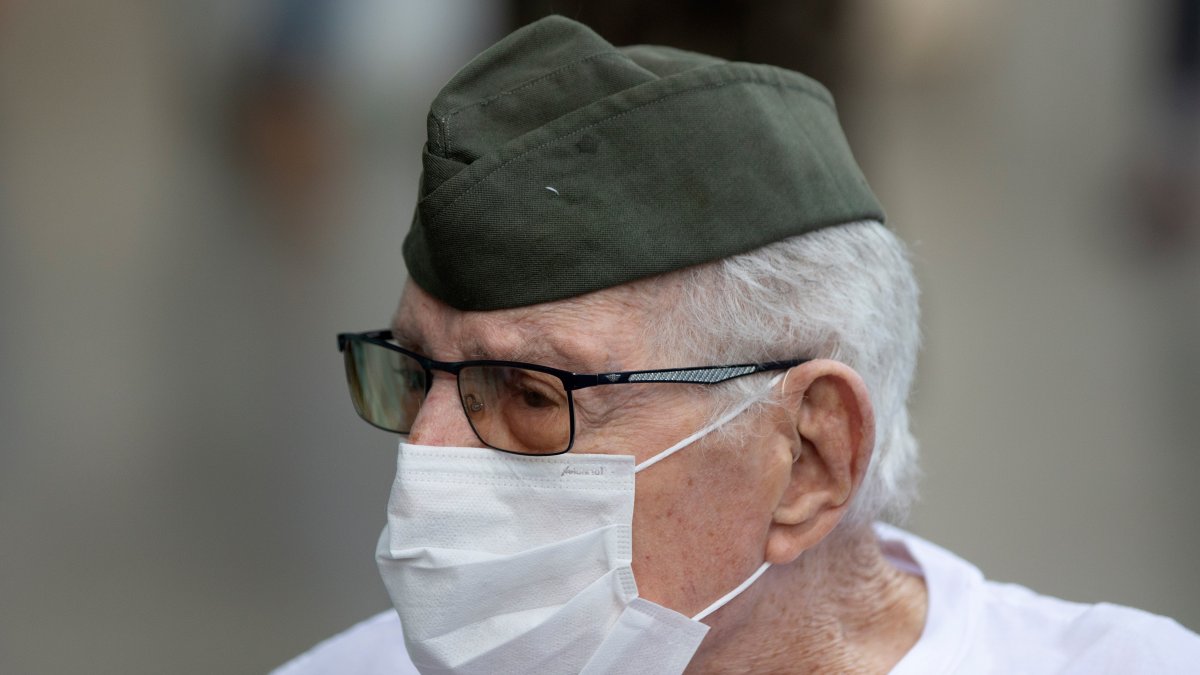 El excombatiente del Ejército durante la Segunda Guerra Mundial, Ermando Armelino Piveta a su salida del Hospital de las Fuerzas Armadas (HFA), en la ciudad de Brasilia (Brasil)