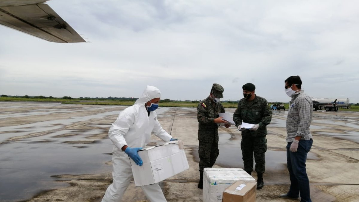 Este jueves se trasladaron kits para la toma de pruebas del CIVID-19 a militares de Guayas, Azuay y El Oro