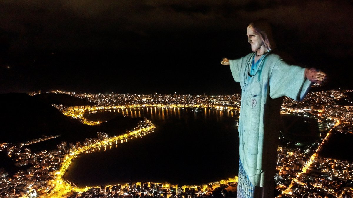 Vista aérea de la estatua del Cristo Redentor durante un acto religioso para celebrar el domingo de Pascua