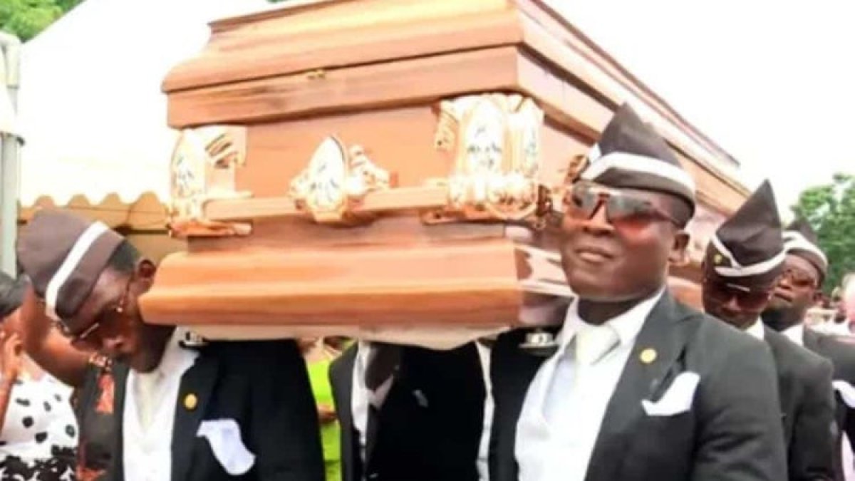 El video de los hombres con el ataúd se hizo viral hasta convertirse en meme ante la emergencia sanitaria del coronavirus.