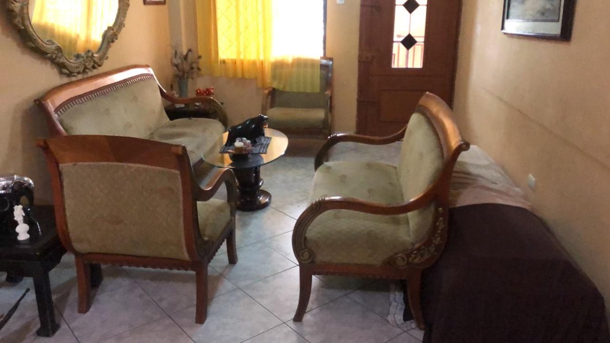 La familia de Carla Cobos tiene el ataúd que era para su madre en la sala de su casa.