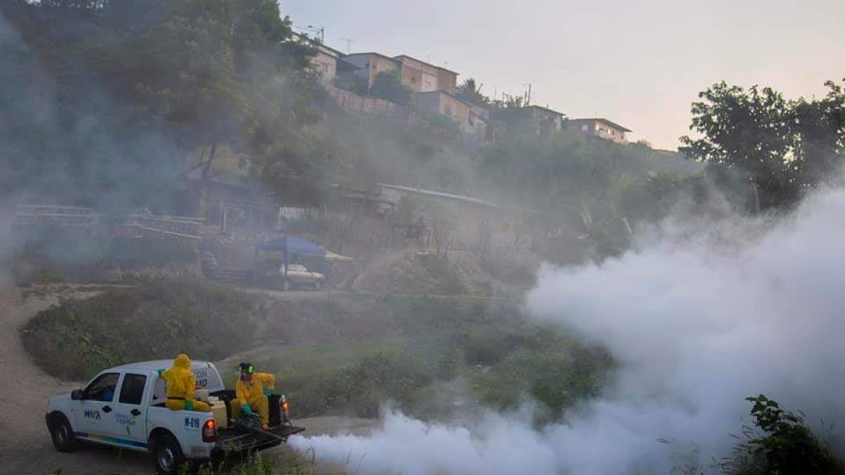 Tareas. Vehículos del municipio de Manta llevan a cabo una intensa fumigación los barrios y zonas rurales.