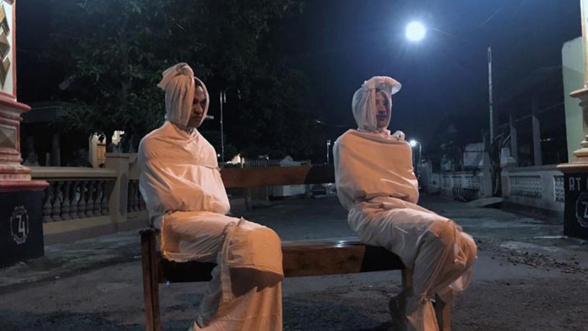 Los pocong en Indonesia representan a las almas atrapadas de los muertos.