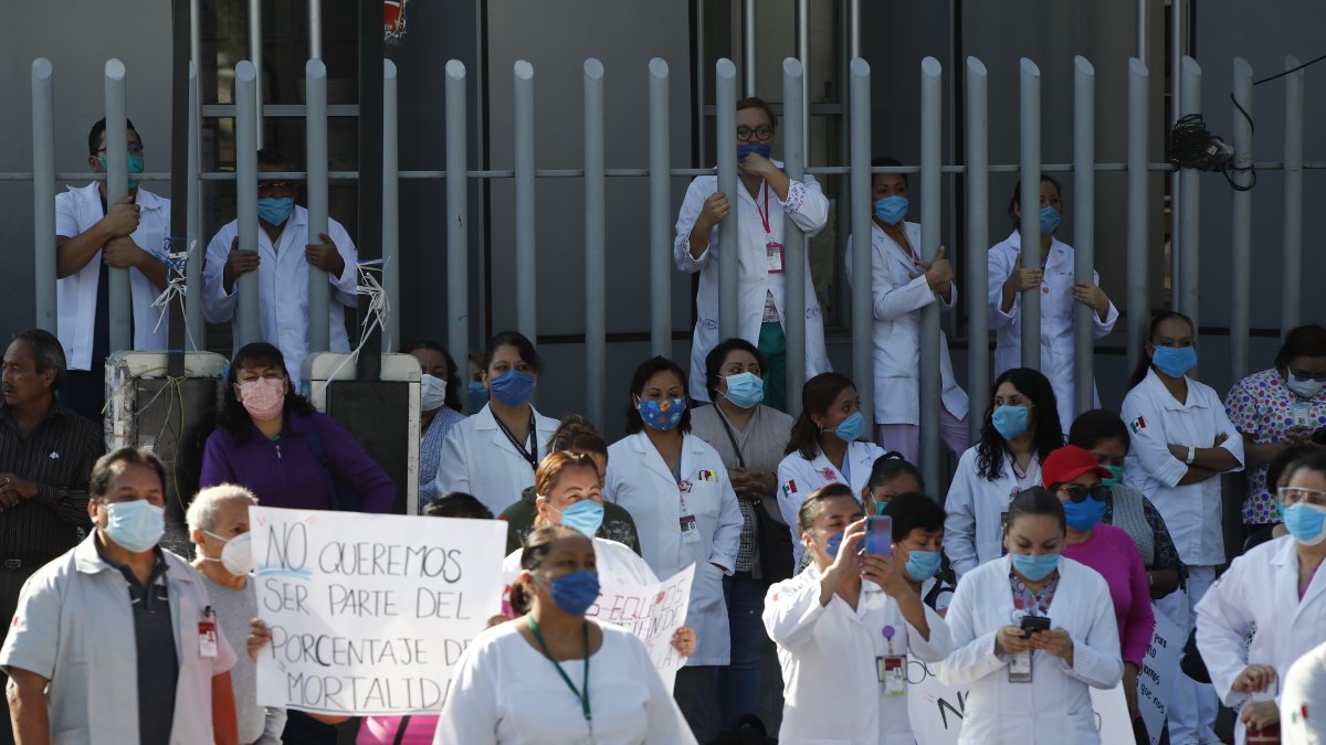 Personal médico y de enfermería del Hospital Regional 1 de Octubre d Ciudad de México protestan el pasado lunes para exigir equipo médico para el tratamiento de pacientes diagnosticados con COVID-19.