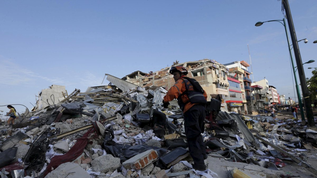 Un rescatista inspeccionaba los escombros de edificios en Portoviejo, Manabí.