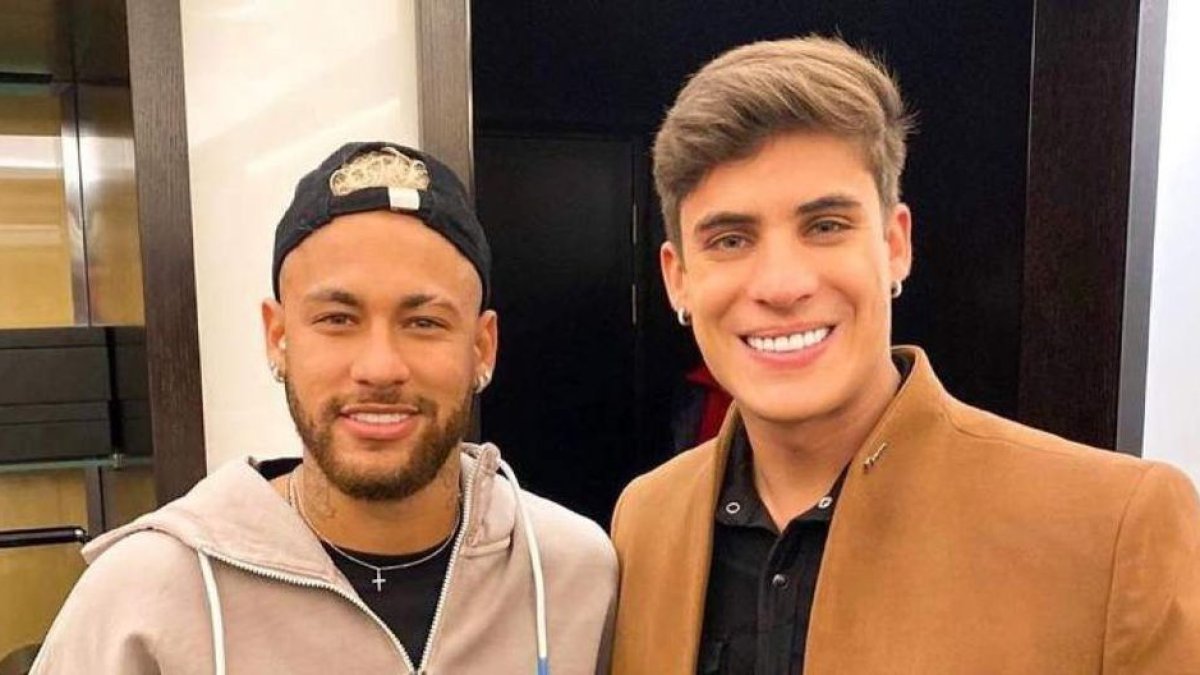 Neymar con Tiago Ramos, pareja de la madre del astro brasileño, quien sería bisexual.