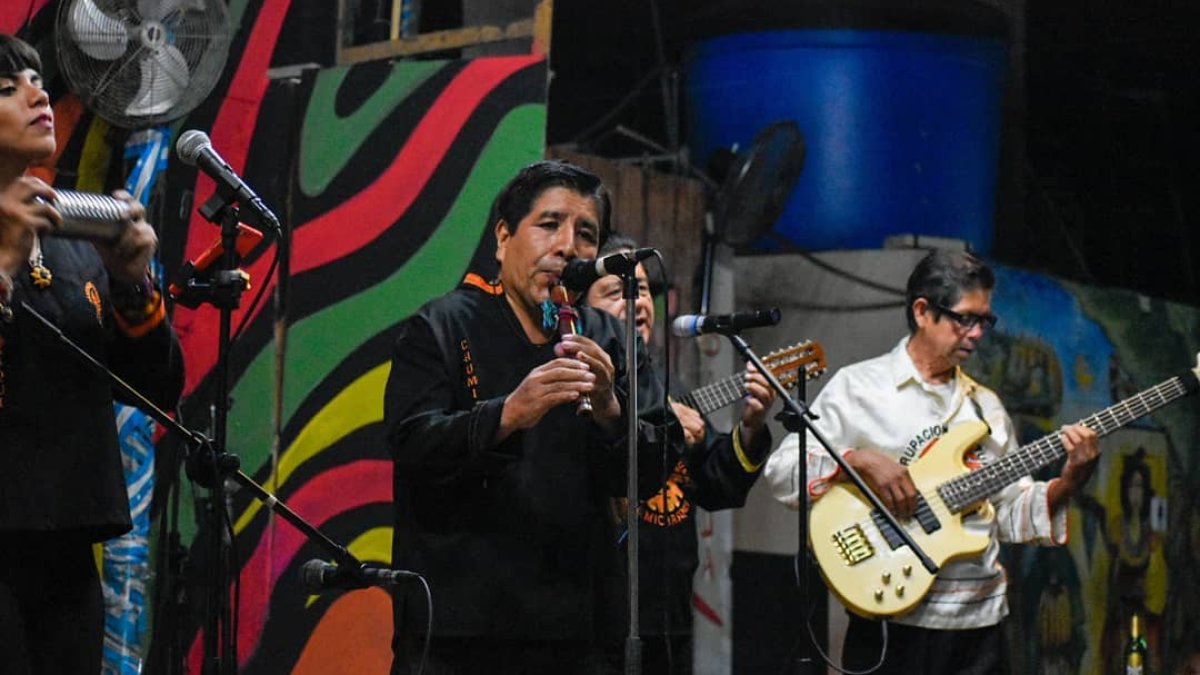 Evento. En uno de los conciertos el director Zenón Pilco tocando la quena