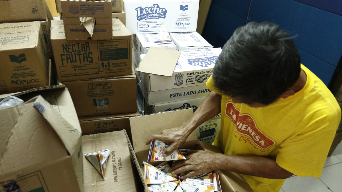 Los productos de la alimentación escolar son entregados a las escuelas fiscales.