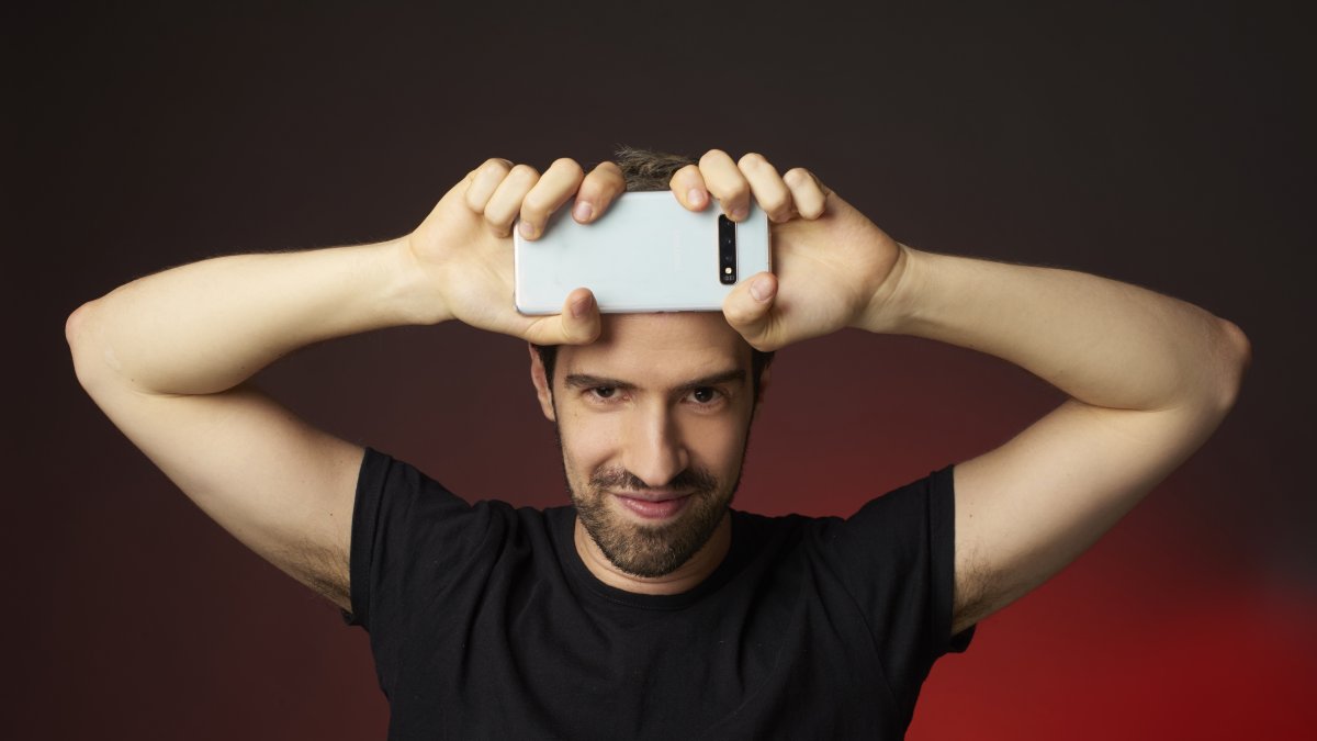 Afirma que solo cuando puede reírse de un momento difícil sabe que lo ha superado.