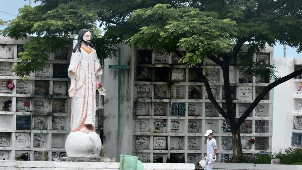 Un hombre camina en el cementerio Ángel María Canales, el cual se ha dispuesto para enterrar a fallecidos a causa del coronavirus.