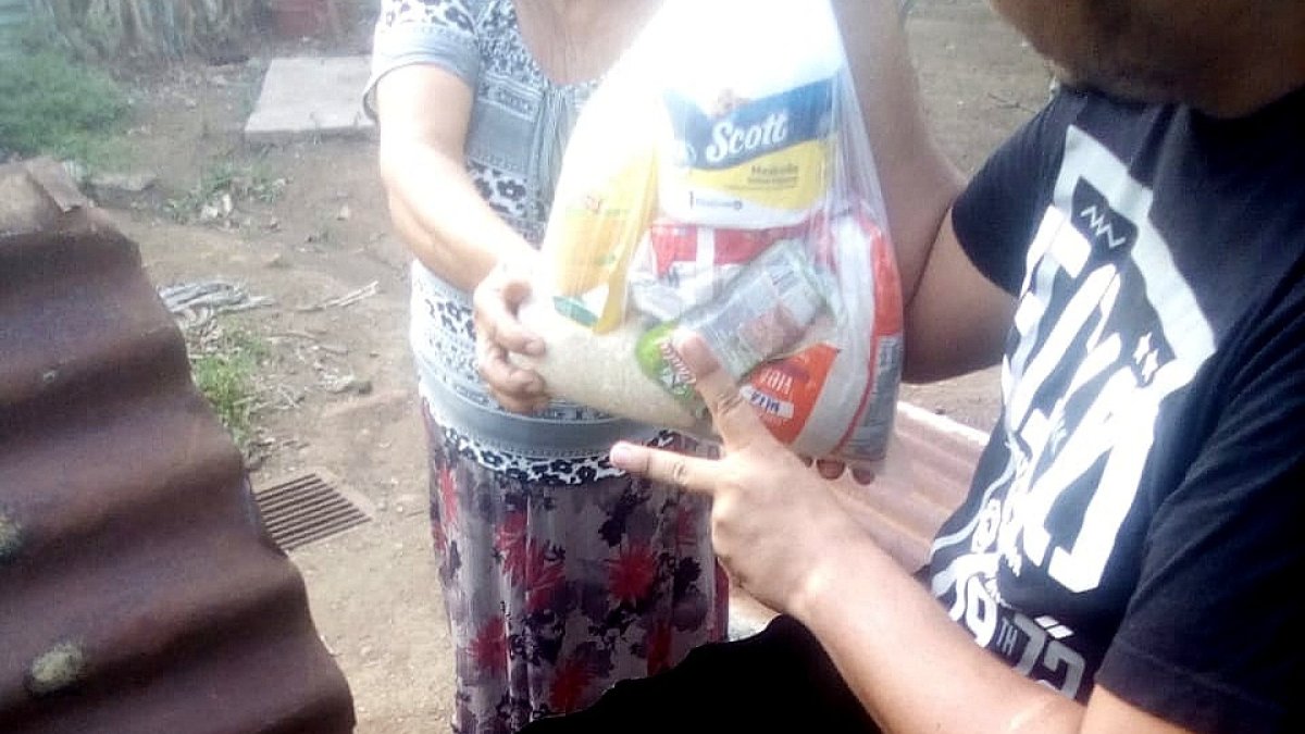 Los miembros de pandillas entregaron víveres en varios barrios.