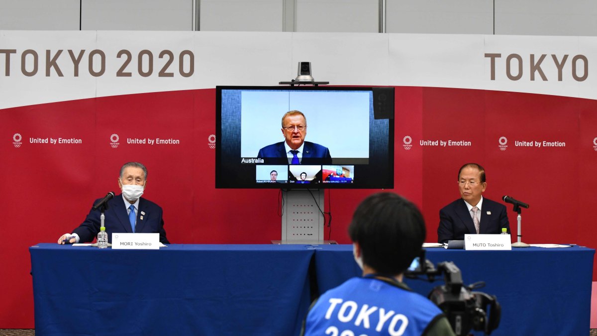 John Coates (c), presidente del COI, y encargados del comité organizador de los Juegos Olímpicos en Tokio, brindaron una rueda de prensa.