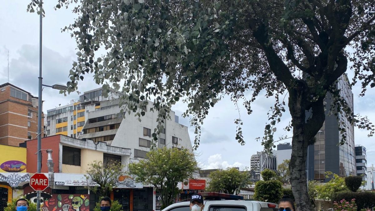 Policías realizan controles en distintos puntos de la ciudad de Quito durante la emergencia sanitaria.