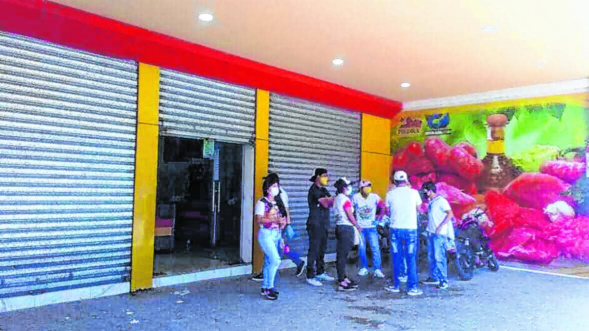 Los empleados de un supermercado en La Libertad no salían del pánico, luego de que una banda delictiva de colombianos y ecuatorianos asaltara el local.