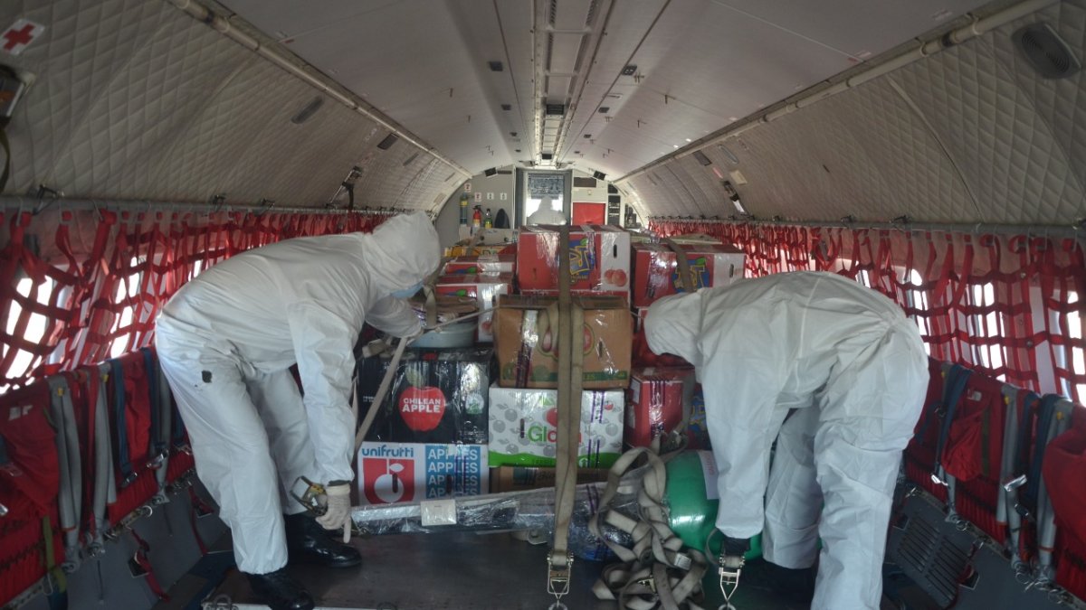 Militares de la Fuerza Aérea llevaron productos perecibles y no perecibles en un tercer vuelo a Galápagos.