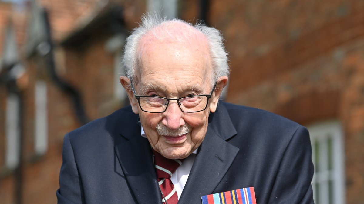 El veterano británico de la Segunda Guerra Mundial, el Capitán Tom Moore, de 99 años, posa su jardín de Marston Moretaine, a 50 millas al norte de Londres
