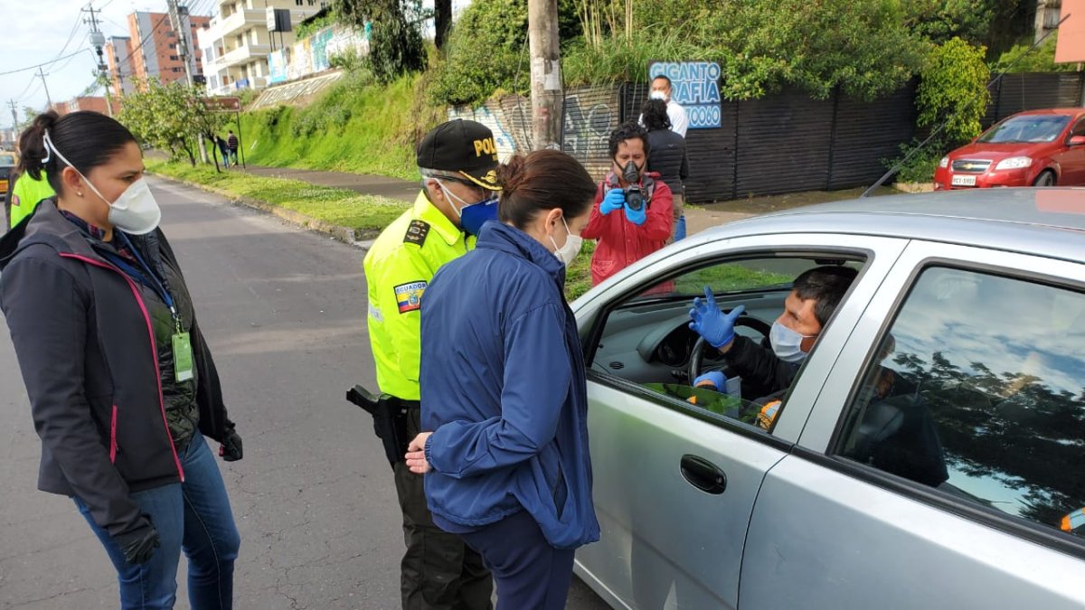 La ministra María Paula Romo estuvo en un punto de control en el norte de la capital.
