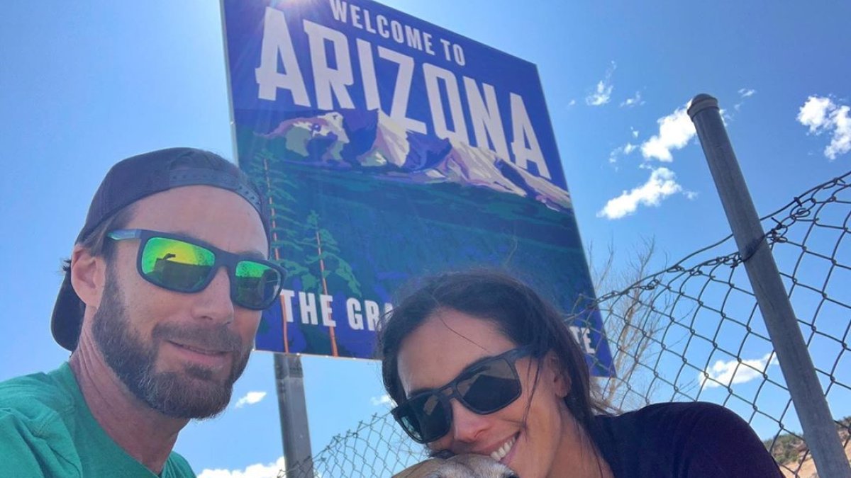 'La Flaca' junto a su esposo y su perro durante la mudanza a California.