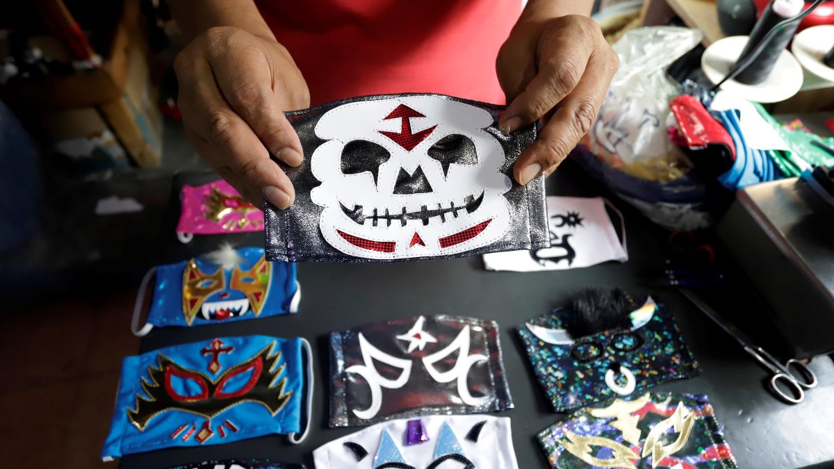 José Huerta trasladó los diseños de las máscaras a las barbijos para cuidarse del coronavirus.