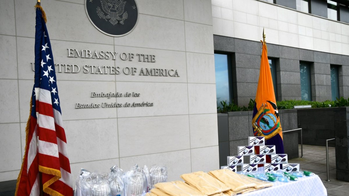 El jueves la Embajada de Estados Unidos donó mascarillas, trajes de bioprotección y otros insumos médicos a las Fuerzas Armadas.