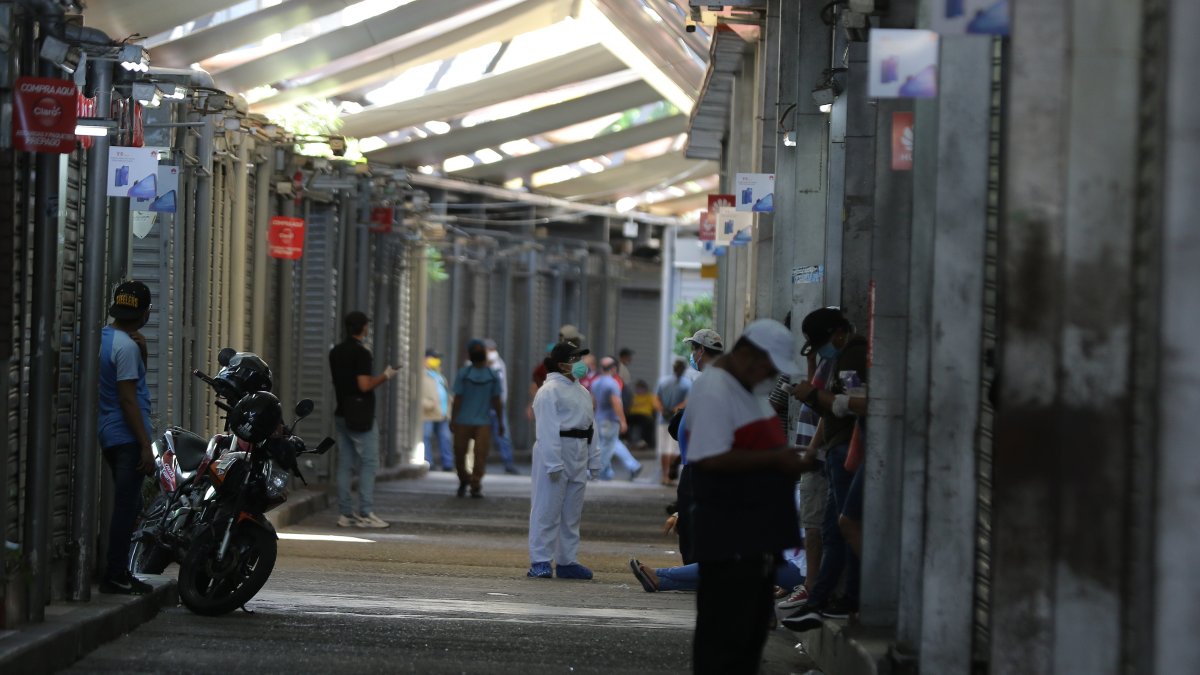 Movimiento comercial en Guayaquil, pese a las restricciones de movilidad impuestas.
