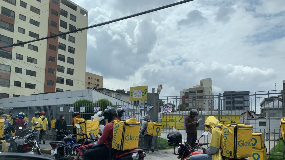 Decenas de motorizados protestaron en las afueras de las oficinas de Telesur para pedir alza de tarifas.