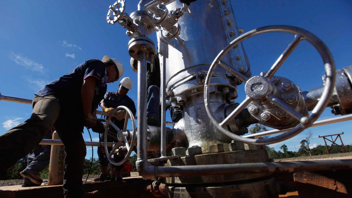 La baja cotización del crudo, una de las razones que descompensan los ingresos fiscales.