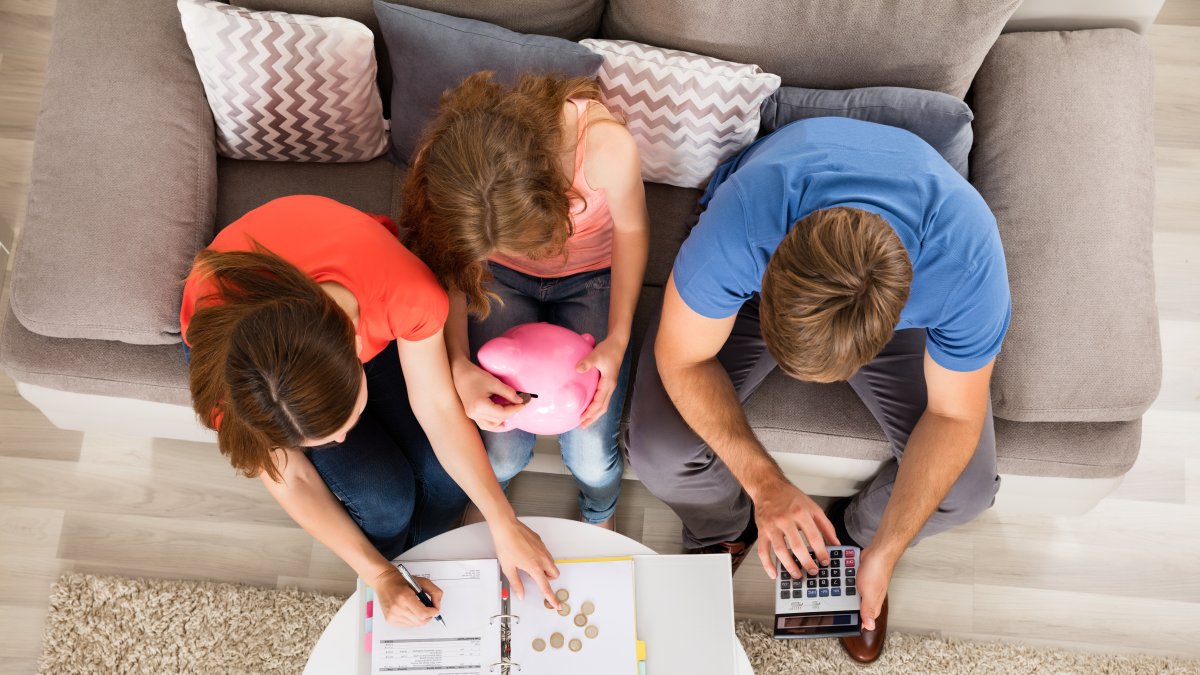 Aprovecha esta etapa para enseñar a los niños y jóvenes de la casa la importancia del ahorro.