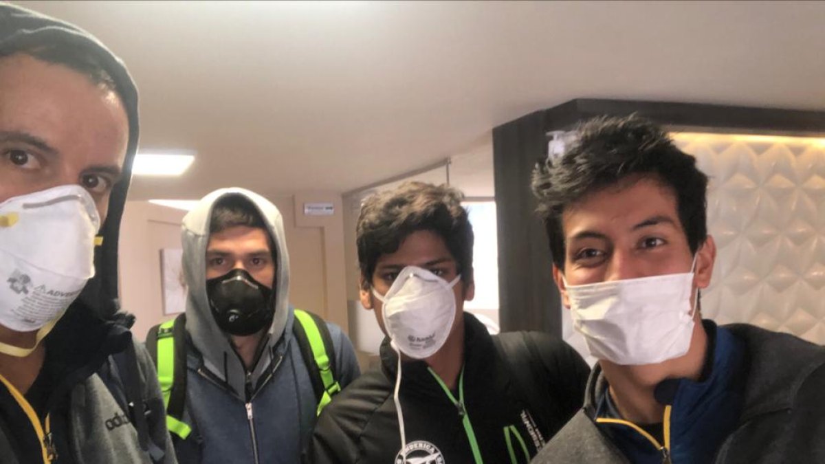 El equipo de natación logró volver al país en un vuelo humanitario del Bolivia.