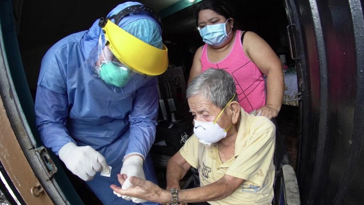 En algunos barrios de Guayaquil se realizan pruebas rápidas y PCR puerta a puerta.