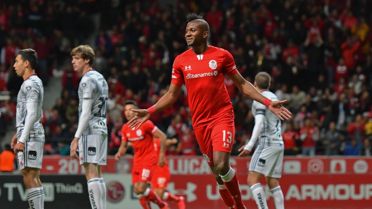 Michael Estrada (de rojo) dijo que en su club le comunicaron que estaría en el inicio de las eliminatorias con la Tricolor.