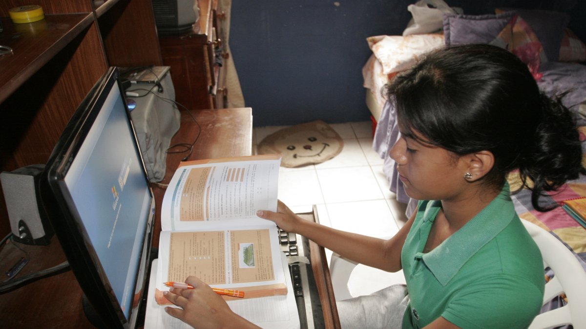 Muchos estudiantes no cuentan en sus casas con internet y equipos tecnológicos para recibir una clase virtual.