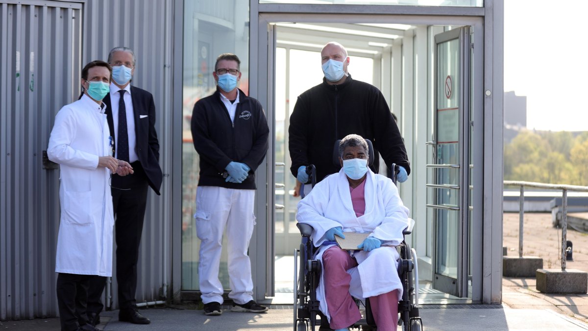 Un paciente francesa regresó a su país este 17 de abril, después de su recuperación en el Hospital Universitario de Essen, Alemania 