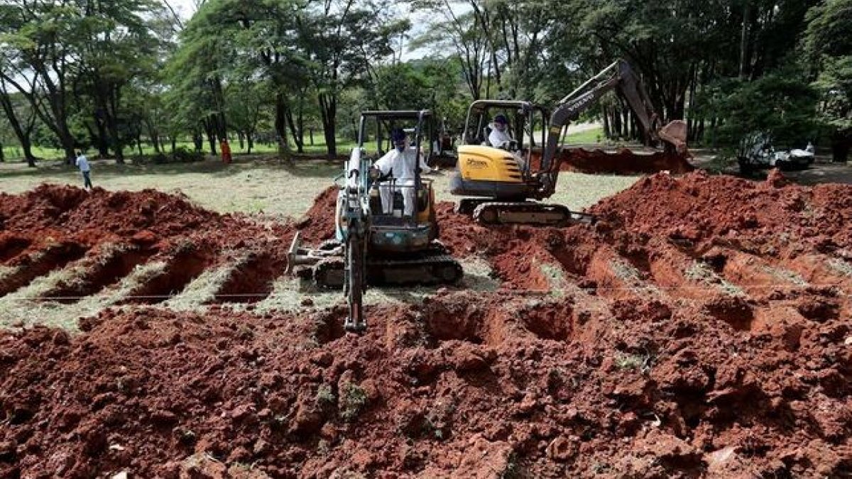 Una veintena de excavadoras trabajan contra el reloj para ampliar los lugares disponibles antes de que llegue el temido pico de la pandemia