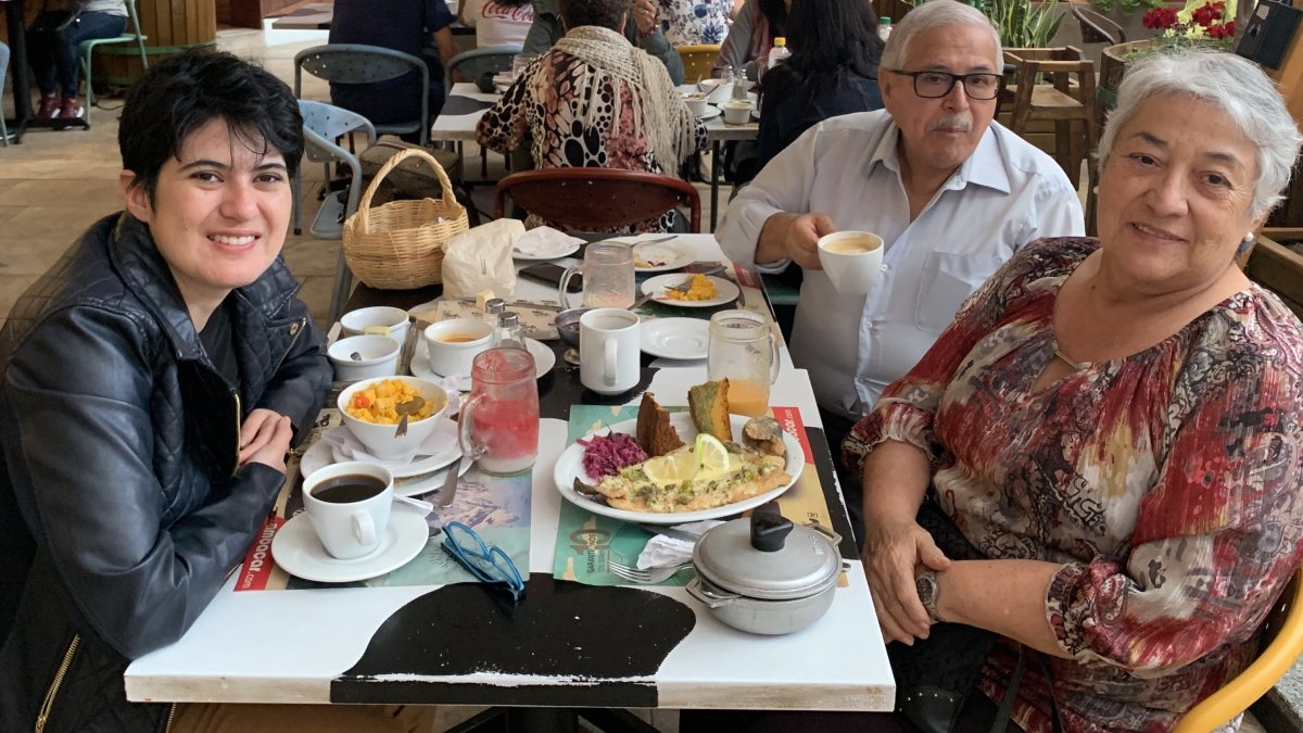 Carla Heredia con sus padres, Édgar Heredia y Alicia Serrano, en uno de sus momentos familiares.