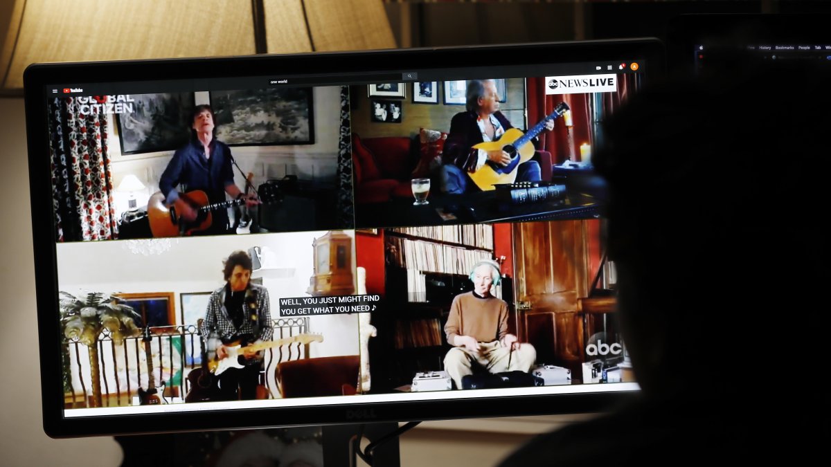 Según cálculos de The New York Times, la audiencia del espectáculo transmitido en 72 países alcanzó los 1.500 millones de espectadores.