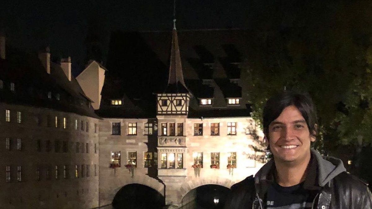 Jimmy fue vocalista de la agrupación Van Mozart en 2002.