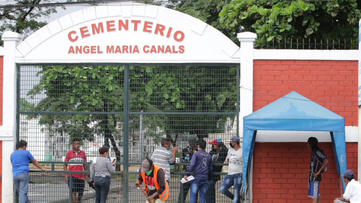 Familiares realizan trámites para la sepultura de los cuerpos de sus parientes en el exterior del cementerio Ángel María Canals