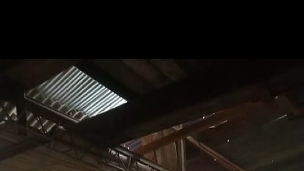 Josué Aizaga ayuda a su padre, Luis, a elaborar ataúdes para donar.