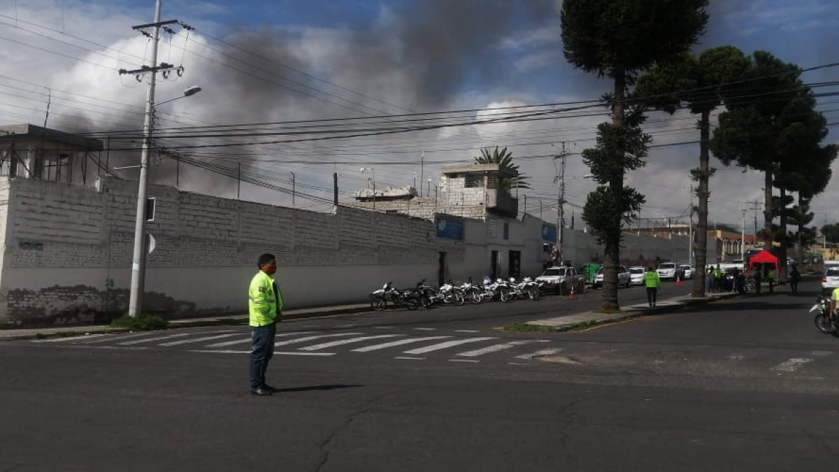 Dos policías resultaron heridos.